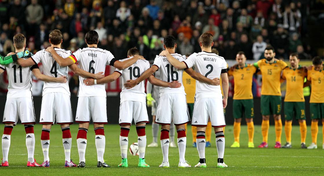 Amichevole Germania-Australia a Kaiserslautern, finita 2-2. I giocatori osservano un minuto di silenzio per commemorare le vittime dell&#39;incidente aereo dell&#39;Airbus A320 della Germanwings in cui hanno perso la vita 150 persone, tra cui molti cittadini tedeschi (Afp)